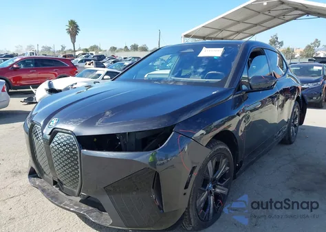 2025 BMW Ix xDrive50 из США, поврежденный, VIN WB523CF00SCS58721